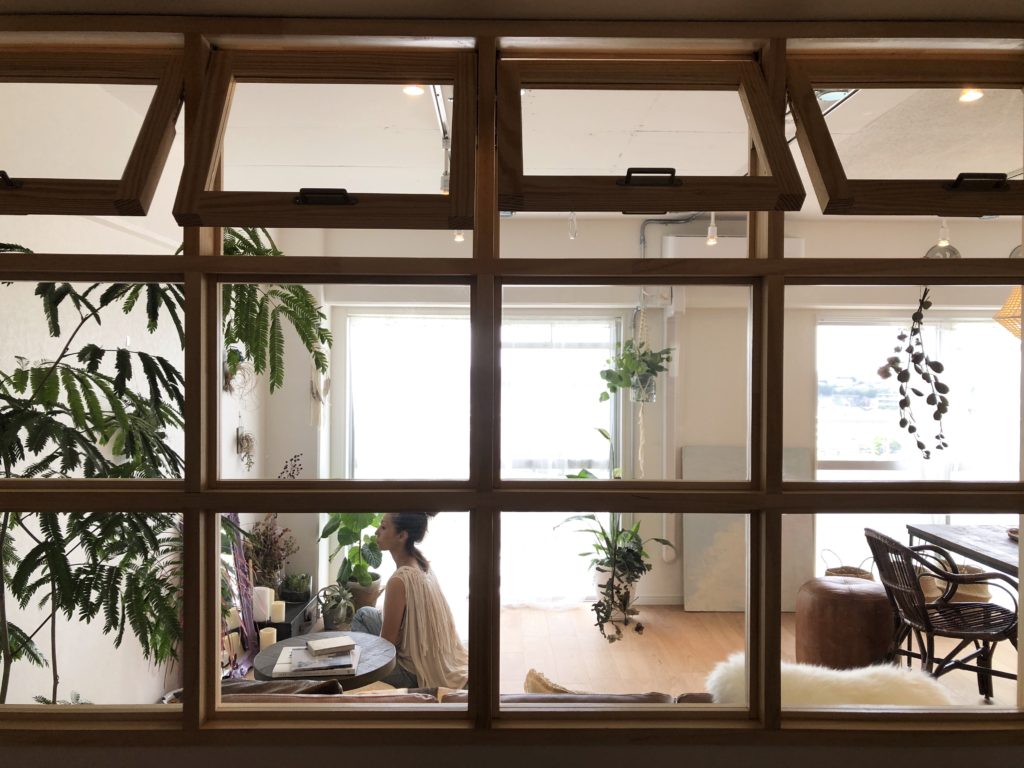 新所沢の埼玉住建 デザインにこだわったリフォーム.リノベーション 空間演出 マンションフルリノベーション ホームステージング 内窓 リビング BOHOスタイルの写真